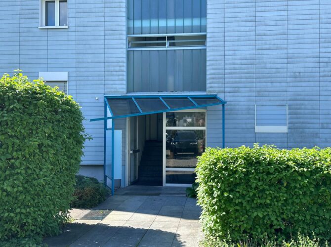 Praxis-Eingang Duebendorf